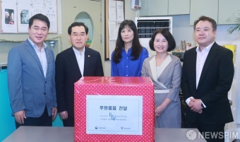 폭염대비 취약시설 찾아 후원물품 전달하는 이창양 장관