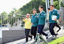 이주호 부총리, 문경 문창고 폭우 옹벽붕괴 현장 찾아