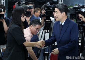 간담회 참석 교사와 인사하는 이주호 부총리