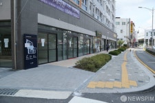 인적없는 신축 아파트 상가