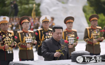 김정은, 6.25 전사자 묘지 참배...