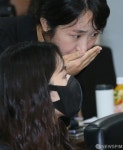 심각한 대화 나누는 행사참석 현장 교원들