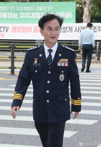 사직 기자회견장 입장하는 류삼영 총경