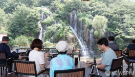무더위를 잊어버린 홍제천  폭포 카페