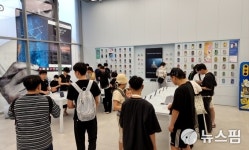 [르포] 휴대성이 정말 좋아졌네요…갤Z5 사전예약 첫날 북적