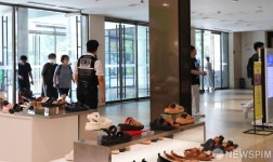 서현역 정문 지키는 보안요원