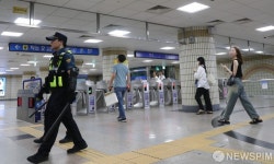 야탑역 순찰하는 경찰