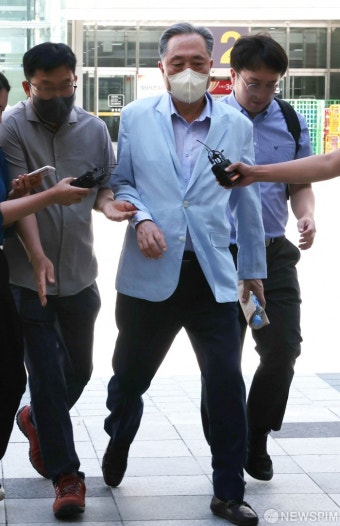 법정으로 향하는 박차훈 회장