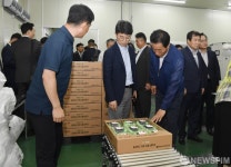 새김천농협 농산물산지유통센터 둘러보는 김완섭 차관