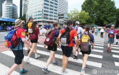 횡단보도 건너 덕수궁으로 향하는 스타우트 대원들