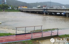 태풍 카눈 폭우로 물에 잠긴 대전 갑천 산책로