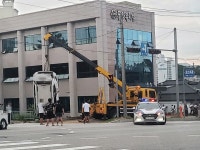 안동 송현동서 승합차 도로 난간 뚫고 5m 아래 추락...5명 중경상