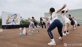 2023 인터내셔널 키스포츠페스티벌 서울 댄스피트니스 체험하는 참가자들