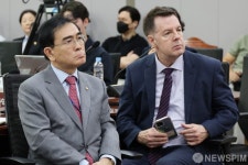 나란히 자리한 태영호 국민의힘 의원 - 하일 광주외국인학교 이사장
