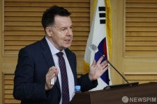 마약 관련 토론회 강연나선 하일 광주외국인학교 이사장