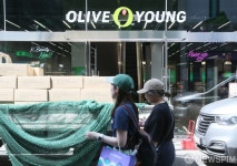 CJ 올리브영의 재빠른 명동매장 오픈