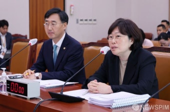 답하는 유재은 국방부 법무관리관