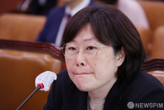 입 굳게 다문 유재은 국방부 법무관리관