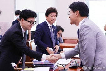 인사 나누는 한동훈 장관 - 박용진 의원