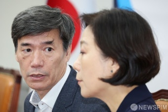 대화 나누는 박구연 국무조정실 제1차장 - 오영주 외교부 제2차관