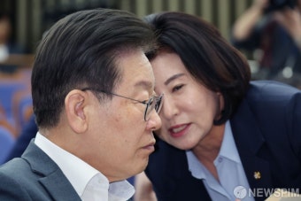 대화 나누는 이재명 더불어민주당 대표
