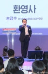 주머니에  손넣고 학생들 앞에서 환영사 하는 송정수 한국전파진흥협회 상근 부회장