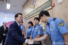 경인항 해상교통관제센터 근무자 격려하는 윤 대통령