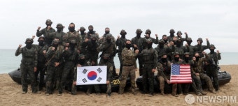 특전사 연합 해상침투 훈련 기념촬영