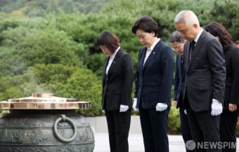 현충탑 참배하는 최진석 상임대표-양향자 공동대표