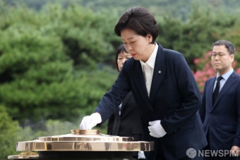 분향하는 양향자 한국의희망 공동대표