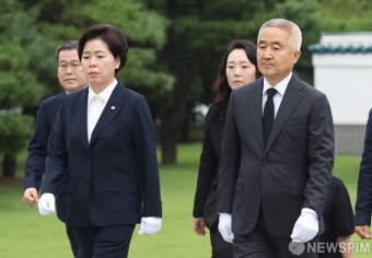 현충탑 들어서는 최진석 상임대표-양향자 공동대표