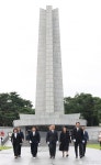 현충탑 참배 마치고 나서는 한국의희망 지도부