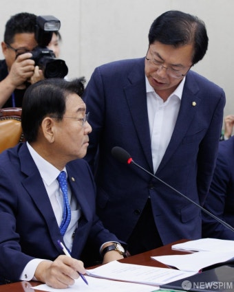 김교흥 위원장과 대화하는 이만희 간사