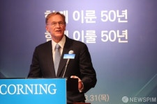 코닝 회장 삼성과 디스플레이 협업 및 투자 나설 것