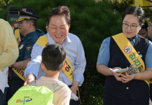 박완수 경남지사, 어린이 등굣길 교통안전 캠페인 참여