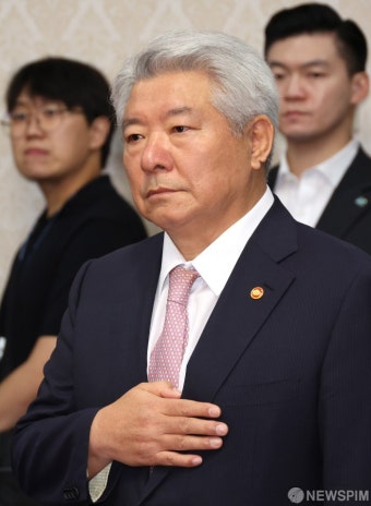 국기에 경례하는 김홍일 권익위원장
