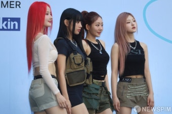 포즈 취하는 걸그룹 키스오브라이프
