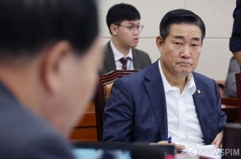 한기호 위원장 바라보는 신원식 국방위 여당 간사