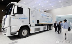현대차, 수소전기트럭 청소차 선보여