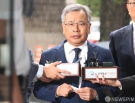 '대장동 50억 클럽' 박영수 첫 재판, 내달 12일로 연기