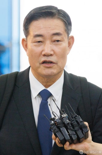 육군회관 출근한 신원식 장관 후보자