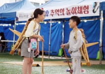 추억의 민속지게체험 즐기는 평창의 어린이들