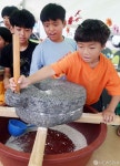 평창농악축제장  어린이들의  멧돌체험
