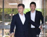 법원들어서는 화천대유 대주주