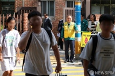 경동초 앞 횡단보도 교통지도하는 이상민 장관