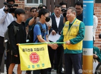 초등학생 교통지도 나선 이상민 장관