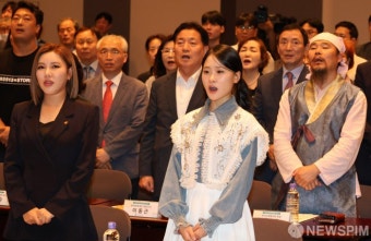 국민의례하는 학교안전 홍보대사인 트롯 가수 송가인과  김다현
