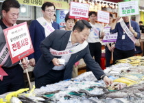제철 대하 사볼까 전통시장서 장보는 서철모 대전 서구청장