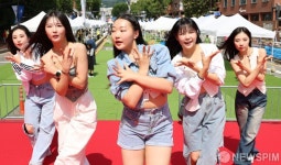 화려한 율동 선보인 대학로의 상명대 무용예술전공 학생들