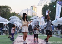 뮤직폭포 체험하는  대학로의 어린이들